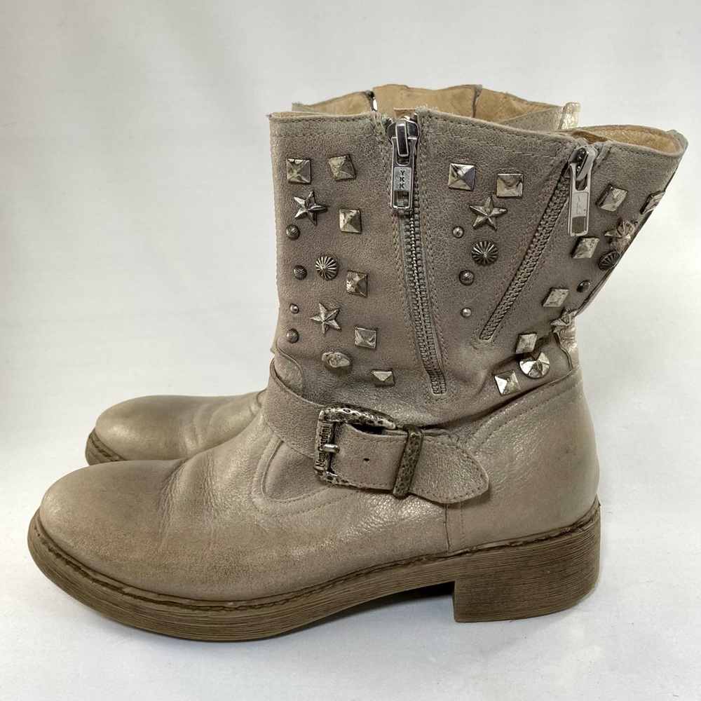 Nero Giardini star studded tan leather combat boots. 🤎